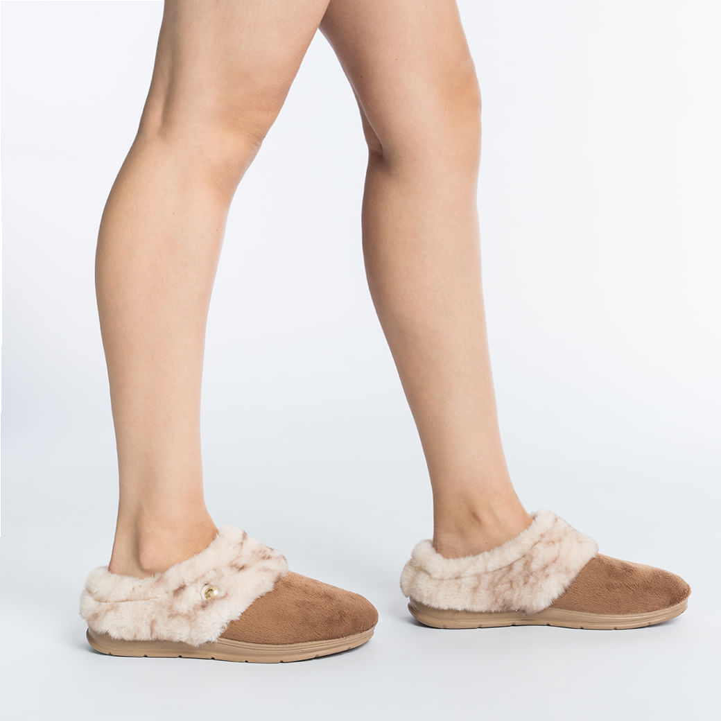 Pantufa feminina Pegada marrom terra vista lateral com forro de lã sintética